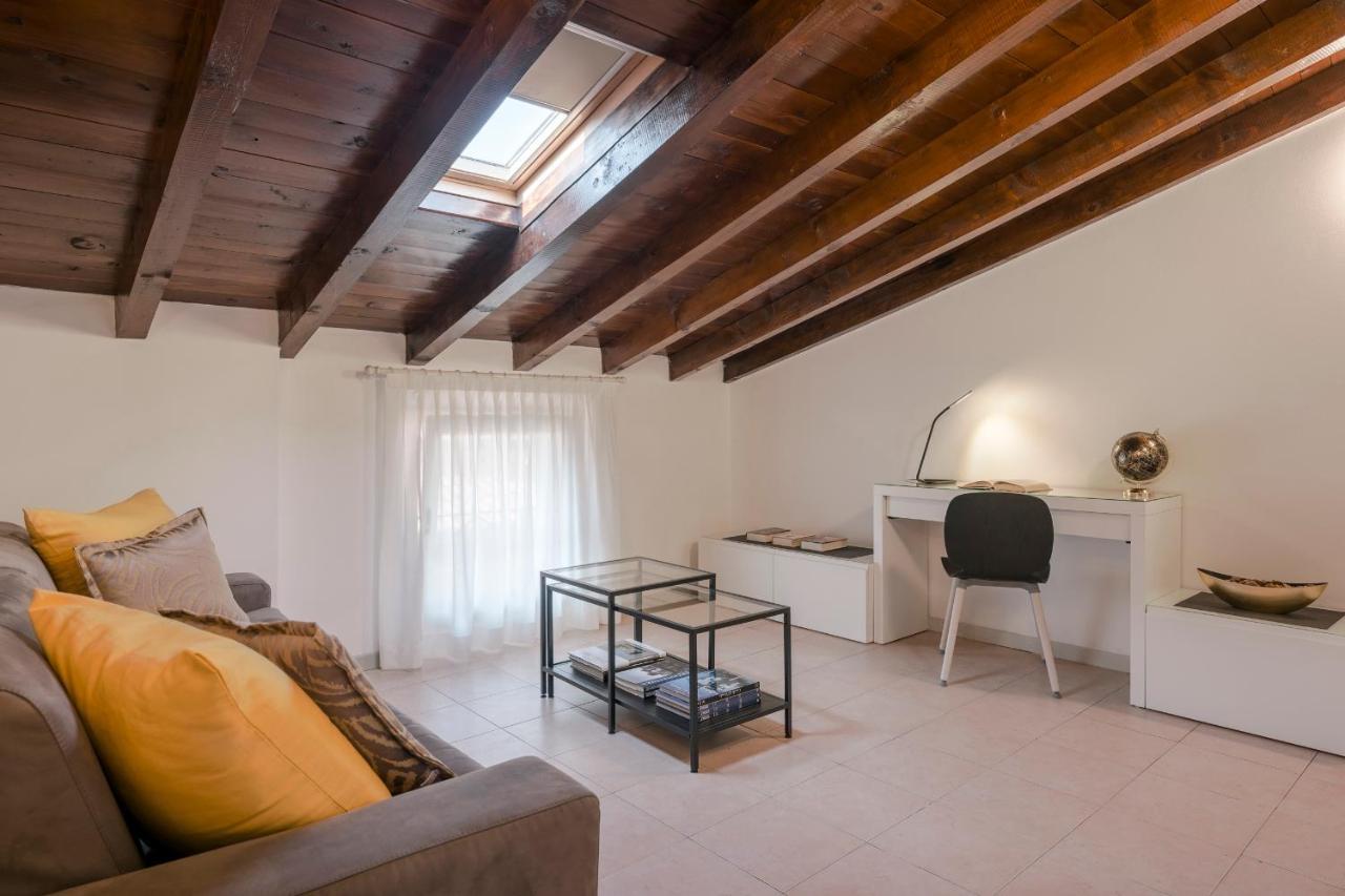 Lovely Mansard Iseo Portelle Holiday With Private Parking And Bike Storage Exteriér fotografie